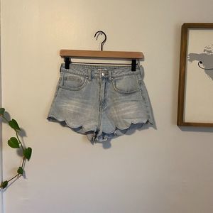 H&M Light Wash Denim Jean Shorts with Scalloped Edge Hem Size 4
